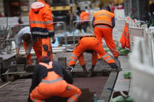 Bauarbeiter auf Baustelle, Arbeitsszenen, Bauprojekte, Umsatzrückgang, steigende Auftragseingänge, Thüringen.