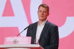 Henning Höne zieht FDP-Vorsitz-Kandidatur zurück, unterstützt Wolfgang Kubicki, will stellvertretend fungieren.
