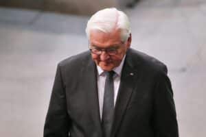 Bild von Albrecht Weinberg, Bundespräsident Steinmeier, Symbol für Erinnerung und Mahnung.