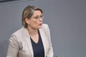 Stefanie Hubig präsentiert Gesetzesentwurf zum Schutz von Opfern häuslicher Gewalt bei Scheidungen.