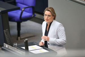 Stefanie Hubig präsentiert Gesetzentwurf zur Verschärfung von Strafen gegen K.o.-Tropfen-Einsätze.