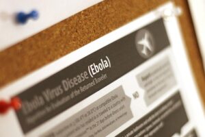Ebola-Warnplakat, betroffene Region, dringender Handlungsbedarf, internationale Hilfe erforderlich, gesundheitliche Krisensituation.