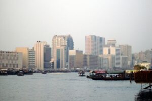 Moderne Skylines Dubais, symbolisierend den Handel zwischen der EU und den Golfstaaten.