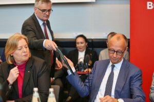 Politiker diskutieren über wirtschaftliche Strategien und Regierungsführung in Deutschland.