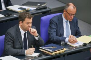 Clemens Fuest fordert dringende Wirtschaftsreformen von der Bundesregierung inmitten tiefer Krise.