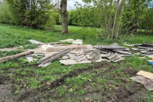 Illegale Müllablagerung in Padenstedt: Bauschutt und gefährliche Materialien am Wege.