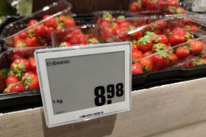 Erdbeeren im Supermarkt, symbolisieren steigende Lebensmittelpreise und aktuelle Inflationsentwicklung.