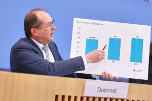 Politiker spricht über wachsende Cybercrime-Bedrohungen in Deutschland und Sicherheitsmaßnahmen dagegen.