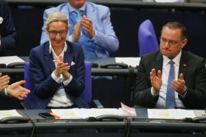 AfD-Politiker Alice Weidel und Tino Chrupalla feiern Umfrageerfolg vor einer Wahl.