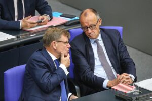 Politiker im Gespräch, besorgt über schwindende Zustimmung zur Bundesregierung und deren Ministerien.