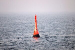 Boje im Meer, Symbol für maritime Konflikte und geopolitische Spannungen im Iran.