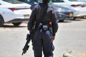 Israelische Soldatin im Einsatz, symbolisiert Kooperation und Herausforderungen im militärischen Kontext zwischen Ländern.
