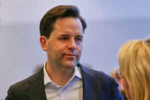 Johannes Winkel bei einer politischen Veranstaltung, nachdenklich, diskutierend über Koalitionsstrategien und Parteientwicklung.