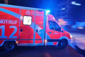 Rettungswagen bereitet sich auf Notfallaufnahme von verletzten Personen nach Unfällen vor.