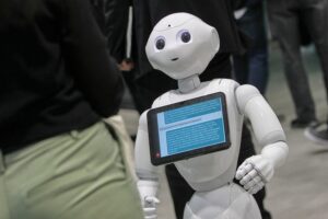 Ein Roboter analysiert Dialektwörter in einem digitalen Wörterbuch, um Sprache zu verstehen.