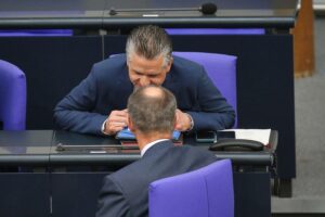 Thorsten Frei und Friedrich Merz diskutieren über Reformen und Kommunikationsdefizite der Bundesregierung.