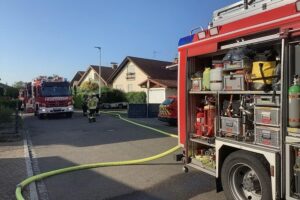 Kellerbrand in Weil am Rhein: Feuerwehr im Einsatz, Rauchdrang und Rettung einer Person.