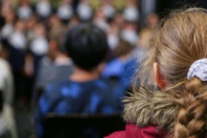 Streit um AfD-Vorsitz in Kinderkommission; politische Verantwortung für Kinder im Fokus.