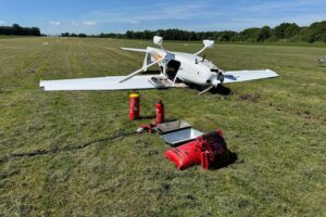 Kleinflugzeug überschlagen, Feuerwehr im Einsatz, Pilot gerettet, Unfall auf Flugplatz.