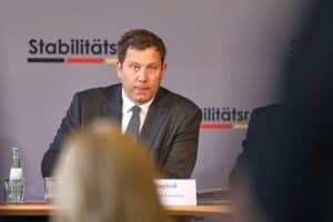 Lars Klingbeil spricht über Geldwäschebekämpfung und Reformen im Zoll, optimistisch und entschlossen.