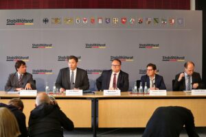 Bundesfinanzminister Lars Klingbeil spricht bei Pressekonferenz zur wirtschaftlichen Lage und Schuldenpolitik.