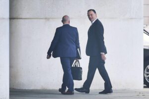 Alexander Hoffmann und Jens Spahn betreten den Koalitionsausschuss im Kanzleramt, Umstände angespannt.