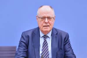 Peer Steinbrück und Roland Koch diskutieren über Subventionsabbau im Koalitionsausschuss in Berlin.