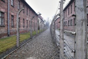 Ein Bild von der Gedenkveranstaltung, mit Sinti und Roma, sowie Symbolen gegen Rassismus.