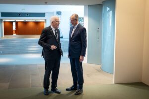 Winfried Kretschmann und Friedrich Merz in freundlichem Gespräch im Kanzleramt, Abschiedsbesuch.