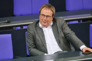 Oliver Krischer äußert sich kritisch zur Pkw-Maut und Andreas Scheuer. Gerichtliche Verfahren erwartet.