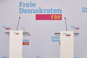 Wolfgang Kubicki bei FDP-Pressekonferenz, diskutiert Reformprogramm und aktive Parteigestaltung.