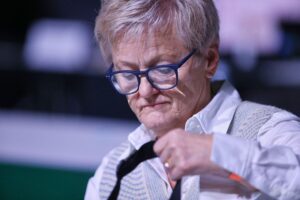 Renate Künast betrachtet Dokumente über NSDAP-Mitgliedschaft ihres Vaters, nachdenklich und emotional.