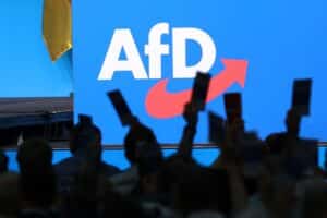 AfD-Logo vor besorgten Kulturschaffenden und Symbolen für Kunst und Bildung in Mecklenburg-Vorpommern.