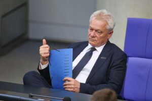 Alois Rainer spricht über den Ausbau staatlicher Lebensmittelreserven für Krisensituationen.