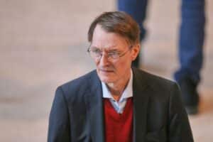 Karl Lauterbach spricht über Hantavirus, keine Pandemiegefahr, Sicherheit der Bürger betont.