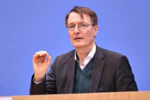 Karl Lauterbach diskutiert Ebola-Aufnahmeverfahren für US-Patienten in Berlin.