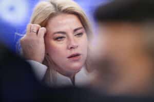Evika Silina kündigt Rücktritt an, während politische Krise Lettland erschüttert.
