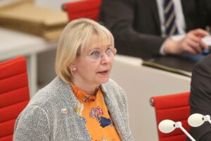 Ulrike Liedtke spricht für Grundgesetzwerte: Vielfalt, Toleranz, Rechtsstaatlichkeit und Menschenwürde.