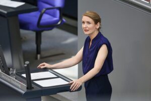 Linke Abgeordnetenversammlung mit Diskussion über Diäten-Deckel und Einfluss auf Parteiarbeit.