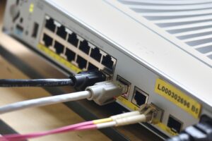 Netzwerk-Patchpanel zeigt desolate IT-Infrastruktur in Hamburger Behörden, dringender Verbesserungsbedarf notwendig.