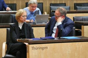 Politiker diskutieren über soziale Themen und das Vertrauen der Bürger in die Landesregierung.