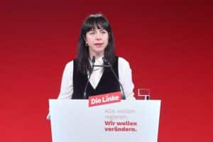 Protestkundgebung für den Erhalt des IAV-Stammsitzes in Berlin, unterstützt von Elif Eralp.