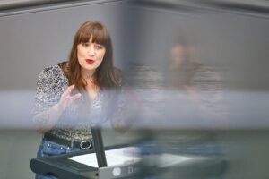 Heidi Reichinnek fordert Abschaffung automatischer Diäten-Erhöhungen für Bundestagsabgeordnete zur Kostenkontrolle.