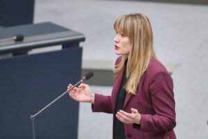Clara Bünger im Bundestag, belegt wiederkehrende Kandidatur für Parlamentarisches Kontrollgremium zur Nachrichtendienstüberwachung.