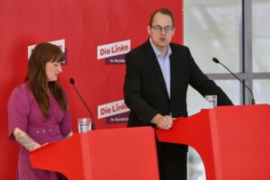 Heidi Reichinnek und Sören Pellmann diskutieren über Gehaltsdeckel in der Linken-Bundestagsfraktion.