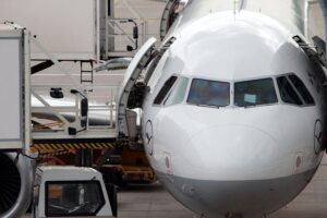 Lufthansa-Maschine am Flughafen, Symbol für den Erwerb von ITA Airways-Anteilen und Wachstum.