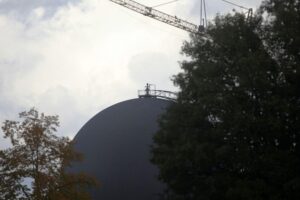 Gasspeicher im Hintergrund, Proteste gegen Gaskraftwerk für Rechenzentrum in Maintal symbolisiert.