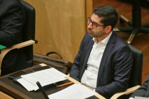Wirtschaftsminister Mansoori diskutiert steuerfreie Prämie, Forderungen gegen Mineralölkonzerne im Fokus.