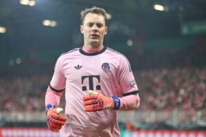 Manuel Neuer feiert Vertragsverlängerung beim FC Bayern München für die kommende Saison.