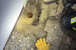 Feuerwehr rettet Marder aus Regenwasserablauf: Einsatzkräfte, Technik und tierfreundliche Befreiung.